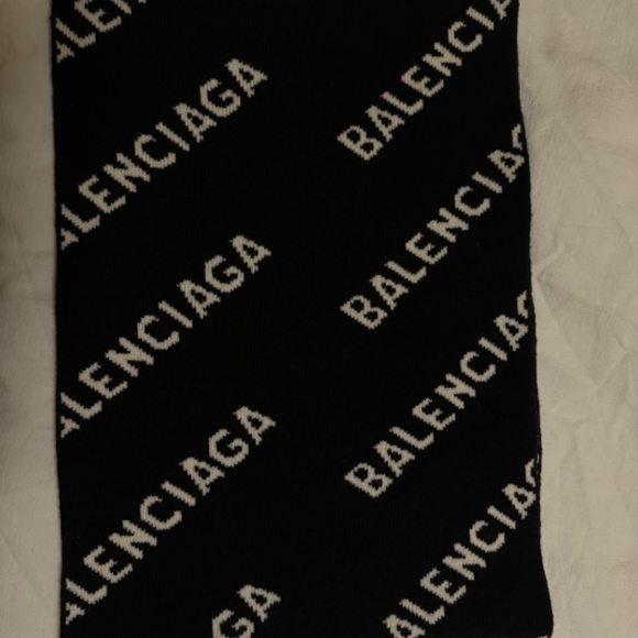 Balenciaga All Over Logo Scarf - Picture 5 of 5